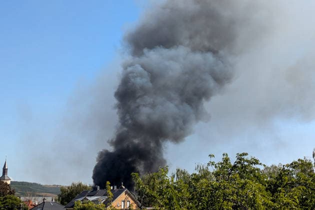 Gebäudebrand in Sprendlingen sorgt für kilometerweit sichtbare Rauchentwicklung Am Montag, dem 10. August 2026, kam es gegen 11:20 Uhr in der Amtsgasse in Sprendlingen im Landkreis Mainz-Bingen zu einem Gebäudebrand. Im Einsatzverlauf entwickelte sich eine starke, kilometerweit sichtbare Rauchentwicklung. Zahlreiche Einsatzkräfte der Feuerwehr und des Rettungsdienstes wurden alarmiert, darunter Feuerwehreinheiten aus mehreren Ortsgemeinden sowie eine Drehleiter der Feuerwehr Bingen. Die Integrierte Leitstelle Mainz veröffentlichte um 11:35 Uhr eine amtliche Gefahrenwarnung für Sprendlingen. Angaben zu möglichen Verletzten, zur Brandursache und zur Höhe des Sachschadens lagen zunächst nicht vor. Sprendlingen Rheinland-Pfalz Deutsch