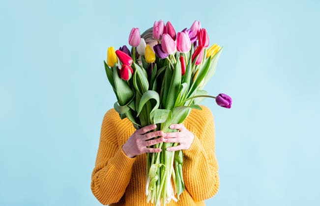 Eine hübsche, charmante junge Frau in gelber Kleidung, die einen Strauß Tulpen hält, isoliert vor einem blauen Hintergrund International Women s Day. pretty charming brunette young woman dressed yellow clothes holding tulip bunch isolated blue color background (License=RF) ,model released, Symbolfoto Copyright: xZoonar.com ILONAxSHOROKHOVAx 25393681 ,model released, Symbolfoto ,property released