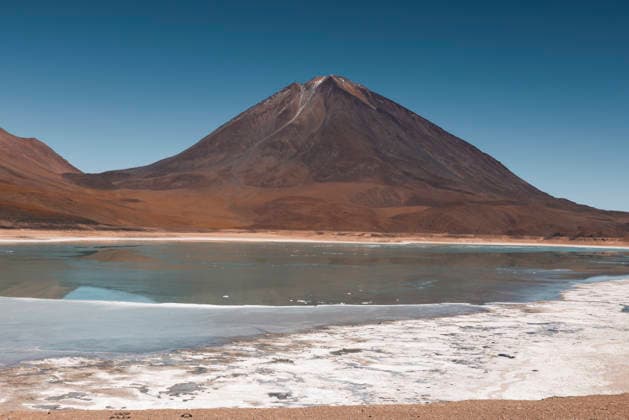 RECORD DATE NOT STATED Bolivia, Laguna Verde Bolivia, Laguna Verde, a salt lake located in the Eduardo Avaroa Andean Wildlife National Reserve in the province of Sud Lipez. In the background is the Licancabur volcano. America South America Bolivia  Copyright: xAubrÃ exA Andia.frx 462895