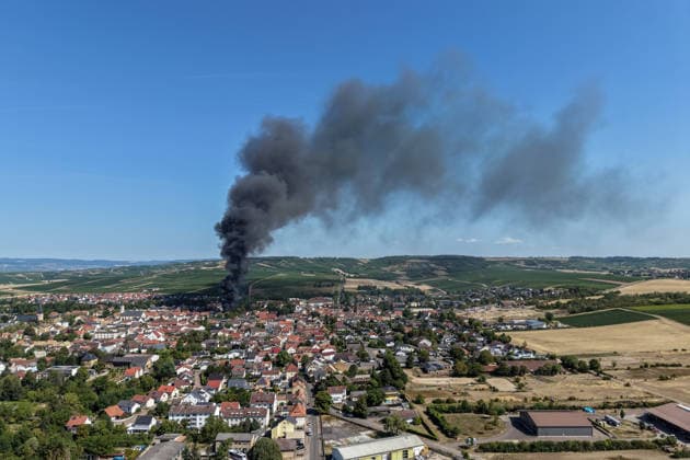 Gebäudebrand Rauchwolke kilometerweit zu sehen Katwarn ausgelöst Am Montagmorgen, 10.08.2026, kam es gegen 11:15 Uhr in Sprendlingen (Rheinhessen) zu einem Gebäudebrand. Die Feuerwehr war mit zahlreichen Kräften vor Ort und hatte den Brand nach etwa einer Stunde unter Kontrolle. Informationen zu Personenschäden liegen aktuell bisher nicht vor. Wegen der weithin sichtbaren Rauchentwicklung wurde KATWARN ausgelöst, die Bevölkerung wurde aufgefordert, Türen und Fenster geschlossen zu halten. Sprendlingen (Rheinhessen) Rheinland-Pfalz Deutschland *** Building Fire: Smoke Cloud Visible for Kilometers; Fire Alarm Triggered On Monday morning, August 10, 2026, a building fire broke out in Sprendlingen, Rheinhessen, at around 11:15