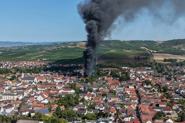 Gebäudebrand Rauchwolke kilometerweit zu sehen Katwarn ausgelöst Am Montagmorgen, 10.08.2026, kam es gegen 11:15 Uhr in Sprendlingen (Rheinhessen) zu einem Gebäudebrand. Die Feuerwehr war mit zahlreichen Kräften vor Ort und hatte den Brand nach etwa einer Stunde unter Kontrolle. Informationen zu Personenschäden liegen aktuell bisher nicht vor. Wegen der weithin sichtbaren Rauchentwicklung wurde KATWARN ausgelöst, die Bevölkerung wurde aufgefordert, Türen und Fenster geschlossen zu halten. Sprendlingen (Rheinhessen) Rheinland-Pfalz Deutschland *** Building Fire: Smoke Cloud Visible for Kilometers; Fire Alarm Triggered On Monday morning, August 10, 2026, a building fire broke out in Sprendlingen, Rheinhessen, at around 11:15