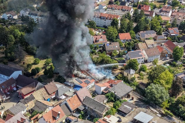 Gebäudebrand Rauchwolke kilometerweit zu sehen Katwarn ausgelöst Am Montagmorgen, 10.08.2026, kam es gegen 11:15 Uhr in Sprendlingen (Rheinhessen) zu einem Gebäudebrand. Die Feuerwehr war mit zahlreichen Kräften vor Ort und hatte den Brand nach etwa einer Stunde unter Kontrolle. Informationen zu Personenschäden liegen aktuell bisher nicht vor. Wegen der weithin sichtbaren Rauchentwicklung wurde KATWARN ausgelöst, die Bevölkerung wurde aufgefordert, Türen und Fenster geschlossen zu halten. Sprendlingen (Rheinhessen) Rheinland-Pfalz Deutschland *** Building Fire: Smoke Cloud Visible for Kilometers; Fire Alarm Triggered On Monday morning, August 10, 2026, a building fire broke out in Sprendlingen, Rheinhessen, at around 11:15