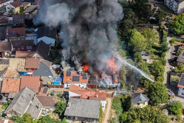 Gebäudebrand Rauchwolke kilometerweit zu sehen Katwarn ausgelöst Am Montagmorgen, 10.08.2026, kam es gegen 11:15 Uhr in Sprendlingen (Rheinhessen) zu einem Gebäudebrand. Die Feuerwehr war mit zahlreichen Kräften vor Ort und hatte den Brand nach etwa einer Stunde unter Kontrolle. Informationen zu Personenschäden liegen aktuell bisher nicht vor. Wegen der weithin sichtbaren Rauchentwicklung wurde KATWARN ausgelöst, die Bevölkerung wurde aufgefordert, Türen und Fenster geschlossen zu halten. Sprendlingen (Rheinhessen) Rheinland-Pfalz Deutschland *** Building Fire: Smoke Cloud Visible for Kilometers; Fire Alarm Triggered On Monday morning, August 10, 2026, a building fire broke out in Sprendlingen, Rheinhessen, at around 11:15