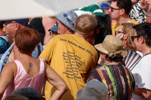 Rust, Deutschland 9.08.2026: Immer wieder Sonntags im Europa-Park Rust - 9.08.2026 Im Bild: Fan mit einem Tshirt und dem Aufdruck, Das letzte Mal 2026 Europapark Rust Baden Württemberg *** Rust, Germany, August 9, 2026. Every Sunday at Europa-Park Rust, August 9, 2026. Pictured: A fan wearing a T-shirt with the print The Last Time 2026. Europa-Park Rust, Baden-Württemberg Copyright: xFotostandx xHettichx