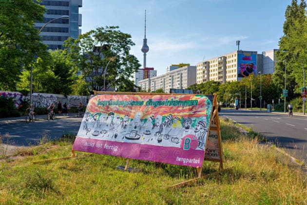 Berlin,09.08.2026,Wahlplakat der Partei Bergpartei zur Wahl zum 20.Abgeordnetenhaus von Berlin sowie zu den Bezirksverordnetenversammlungen am 20.09.2026. *** Berlin, August 9, 2026—Election poster for the Bergpartei party for the election to the 20th Berlin House of Representatives and the district councils on September 20, 2026