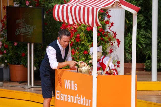 Rust, Deutschland 9.08.2026: Immer wieder Sonntags im Europa-Park Rust - 9.08.2026 Im Bild: Stefan Mross an Willis Eismanufaktur. Europapark Rust Baden Württemberg *** Rust, Germany, August 9, 2026 Immer wieder on Sundays at Europa-Park Rust, August 9, 2026. Pictured: Stefan Mross at Willi s Ice Cream Factory, Europa-Park Rust, Baden-Württemberg Copyright: xFotostandx xHettichx