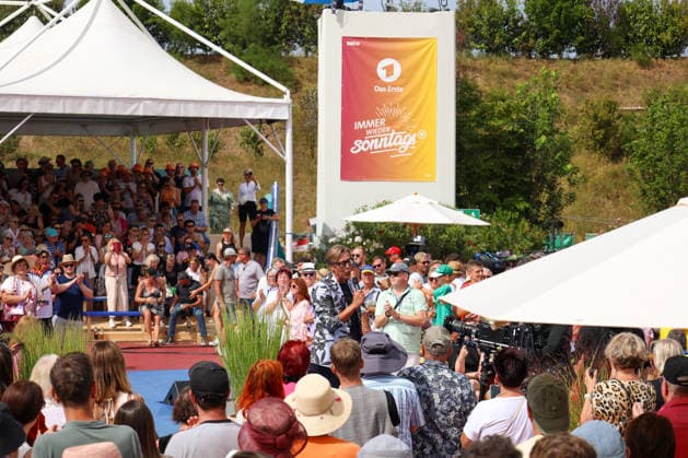 Rust, Deutschland 9.08.2026: Immer wieder Sonntags im Europa-Park Rust - 9.08.2026 Im Bild: Hansy Vogt auf der Showbühne umringt von Fans. Europapark Rust Baden Württemberg *** Rust, Germany, August 9, 2026 Time and again on Sundays at Europa-Park Rust, August 9, 2026 Pictured: Hansy Vogt on the show stage, surrounded by fans at Europa-Park Rust, Baden-Württemberg Copyright: xFotostandx xHettichx