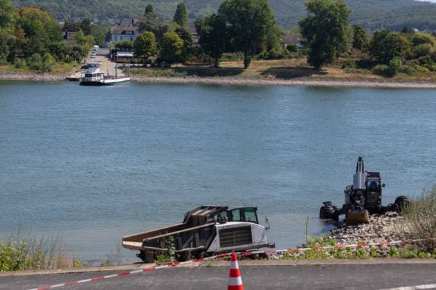 Historischer Negativ-Rekord: Rheinfähre Bad Honnef Rolandseck eingestellt - 10.08.2026 Historisches Niedrigwasser am Rhein: Der Pegel Oberwinter fällt auf einen Rekordwert von -1 cm, der Pegel Bonn liegt bei 74 cm. Die Rheinfähre Bad Honnef Rolandseck ist deswegen aktuell außer Betrieb, ein Bagger versucht, die Zufahrt vor dem Anleger Rolandseck freizuräumen. Remagen-Rolandseck Nordrhein-Westfalen Deutschland *** Historic Low: Bad Honnef-Rolandseck Rhine Ferry Suspended August 10, 2026 Historic Low Water Levels on the Rhine: The water level at Oberwinter drops to a record low of 1 cm, the water level at Bonn stands at 74 cm. As a result, the Bad Honnef–Rolandseck Rhine ferry is currently out of service; a dredger is attempting Copyright: xMarcxJohnx