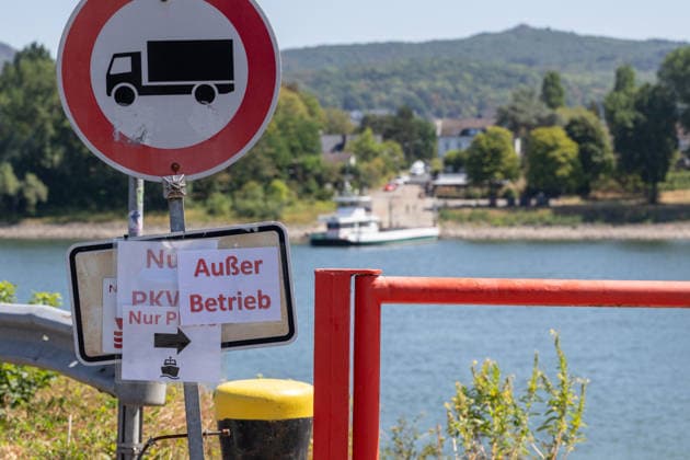 Historischer Negativ-Rekord: Rheinfähre Bad Honnef Rolandseck eingestellt - 10.08.2026 Historisches Niedrigwasser am Rhein: Der Pegel Oberwinter fällt auf einen Rekordwert von -1 cm, der Pegel Bonn liegt bei 74 cm. Die Rheinfähre Bad Honnef Rolandseck ist deswegen aktuell außer Betrieb, ein Bagger versucht, die Zufahrt vor dem Anleger Rolandseck freizuräumen. Remagen-Rolandseck Nordrhein-Westfalen Deutschland *** Historic Low: Bad Honnef-Rolandseck Rhine Ferry Suspended August 10, 2026 Historic Low Water Levels on the Rhine: The water level at Oberwinter drops to a record low of 1 cm, the water level at Bonn stands at 74 cm. As a result, the Bad Honnef–Rolandseck Rhine ferry is currently out of service; a dredger is attempting Copyright: xMarcxJohnx