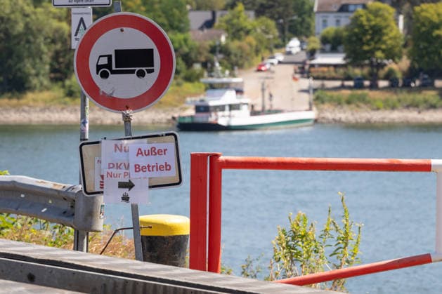 Historischer Negativ-Rekord: Rheinfähre Bad Honnef Rolandseck eingestellt - 10.08.2026 Historisches Niedrigwasser am Rhein: Der Pegel Oberwinter fällt auf einen Rekordwert von -1 cm, der Pegel Bonn liegt bei 74 cm. Die Rheinfähre Bad Honnef Rolandseck ist deswegen aktuell außer Betrieb, ein Bagger versucht, die Zufahrt vor dem Anleger Rolandseck freizuräumen. Remagen-Rolandseck Nordrhein-Westfalen Deutschland *** Historic Low: Bad Honnef-Rolandseck Rhine Ferry Suspended August 10, 2026 Historic Low Water Levels on the Rhine: The water level at Oberwinter drops to a record low of 1 cm, the water level at Bonn stands at 74 cm. As a result, the Bad Honnef–Rolandseck Rhine ferry is currently out of service; a dredger is attempting Copyright: xMarcxJohnx