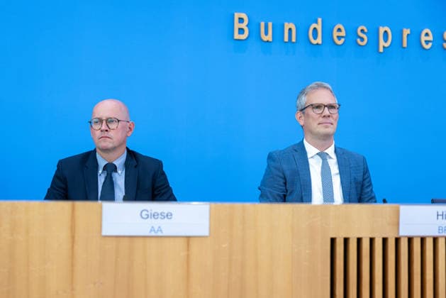 regierungspressekonferenz Deutschland, Berlin am 10. August 2026: Martin Giese, Sprecher des Auswärtigen Amts (AA) neben Sebastian Hille, Stellvertretender Sprecher der Bundesregierung (BPA) in dem Saal der Bundespressekonferenz vor der Presse. *** German Government Press Conference, Berlin, August 10, 2026: Martin Giese, Spokesperson for the Federal Foreign Office (AA), alongside Sebastian Hille, Deputy Spokesperson for the Federal Government (BPA), addressing the press in the Federal Press Conference Hall