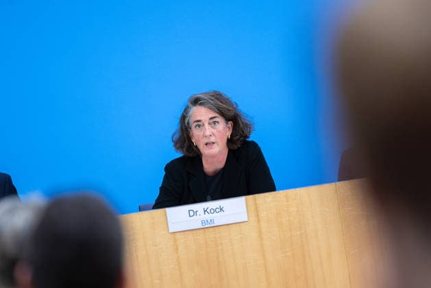regierungspressekonferenz Deutschland, Berlin am 10. August 2026: Dr. Sonja Kock, Stellvertretende Leiterin des Pressereferats (BMI) stellt sich in der Bundespressekonferenz den Fragen der Presse. *** German Government Press Conference, Berlin, August 10, 2026: Dr. Sonja Kock, Deputy Director of the Press Office at the Federal Ministry of the Interior (BMI), answers questions from the press at the Federal Press Conference