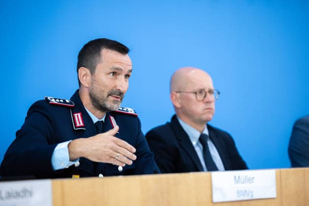 regierungspressekonferenz Deutschland, Berlin am 10. August 2026: Oberst i.G. Mitko Müller, Sprecher der Verteidigungsminister (Referatsleitung Bereich Presse, BMVg) stellt sich in der Bundespressekonferenz den Fragen der Presse. *** German Government Press Conference, Berlin, August 10, 2026: Colonel Mitko Müller, spokesperson for the Minister of Defense and head of the Press Division at the Federal Ministry of Defense (BMVg), answers questions from the press at the Federal Press Conference.