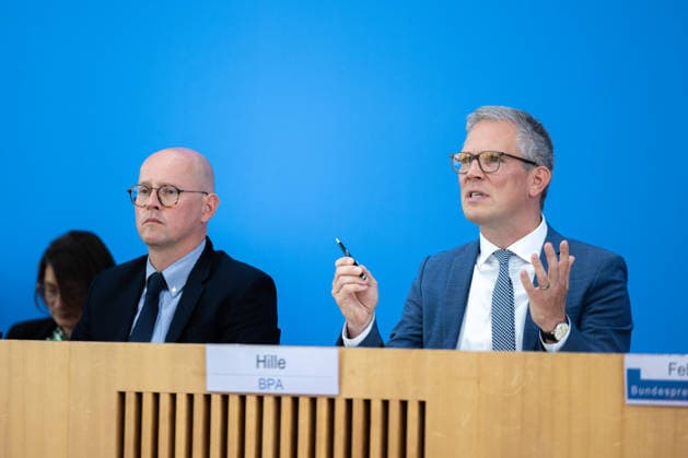 regierungspressekonferenz Deutschland, Berlin am 10. August 2026: Martin Giese, Sprecher des Auswärtigen Amts (AA) neben Sebastian Hille, Stellvertretender Sprecher der Bundesregierung (BPA) in dem Saal der Bundespressekonferenz vor der Presse. *** German Government Press Conference, Berlin, August 10, 2026: Martin Giese, Spokesperson for the Federal Foreign Office (AA), alongside Sebastian Hille, Deputy Spokesperson for the Federal Government (BPA), addressing the press in the Federal Press Conference Hall