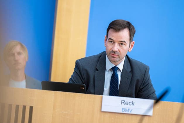 regierungspressekonferenz Deutschland, Berlin am 10. August 2026: Alexander Reck, Sprecher der Bundesministerium für Verkehr (BMV) stellt sich in der Bundespressekonferenz den Fragen der Presse. *** German Government Press Conference, Berlin, August 10, 2026: Alexander Reck, spokesperson for the Federal Ministry of Transportation (BMV), answers questions from the press at the Federal Press Conference.
