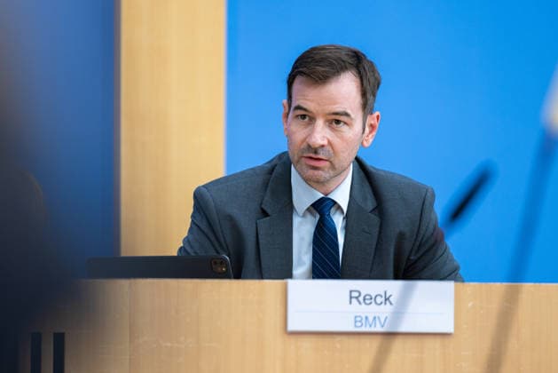 regierungspressekonferenz Deutschland, Berlin am 10. August 2026: Alexander Reck, Sprecher der Bundesministerium für Verkehr (BMV) stellt sich in der Bundespressekonferenz den Fragen der Presse. *** German Government Press Conference, Berlin, August 10, 2026: Alexander Reck, spokesperson for the Federal Ministry of Transportation (BMV), answers questions from the press at the Federal Press Conference.