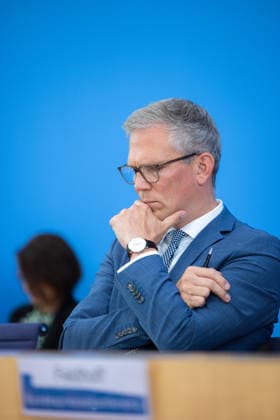regierungspressekonferenz Deutschland, Berlin am 10. August 2026: Sebastian Hille, Stellvertretender Sprecher der Bundesregierung stellt sich der Presse in dem Saal der Bundespressekonferenz. *** German Government Press Conference, Berlin, August 10, 2026: Sebastian Hille, Deputy Spokesperson for the Federal Government, addresses the press in the Federal Press Conference Hall