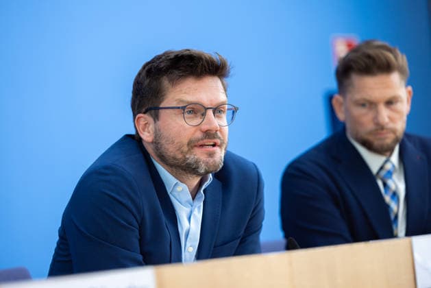 regierungspressekonferenz Deutschland, Berlin am 10. August 2026: Marius Mühlhausen,Stellvertretende Pressesprecher der Bundesministerium für Arbeit und Soziales (BMAS) stellt sich in der Bundespressekonferenz den Fragen der Presse *** German Government Press Conference, Berlin, August 10, 2026: Marius Mühlhausen, Deputy Press Spokesperson for the Federal Ministry of Labor and Social Affairs (BMAS), answers questions from the press at the Federal Press Conference.
