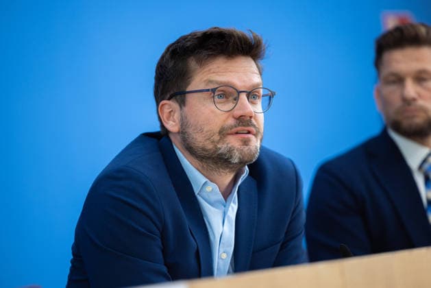 regierungspressekonferenz Deutschland, Berlin am 10. August 2026: Marius Mühlhausen,Stellvertretende Pressesprecher der Bundesministerium für Arbeit und Soziales (BMAS) stellt sich in der Bundespressekonferenz den Fragen der Presse *** German Government Press Conference, Berlin, August 10, 2026: Marius Mühlhausen, Deputy Press Spokesperson for the Federal Ministry of Labor and Social Affairs (BMAS), answers questions from the press at the Federal Press Conference.