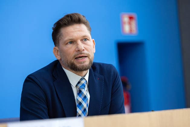 regierungspressekonferenz Deutschland, Berlin am 10. August 2026: Stephan Gabriel Haufe, Pressesprecher der Umweltministerium (BMUKN) stellt sich in der Bundespressekonferenz den Fragen der Presse *** German Government Press Conference, Berlin, August 10, 2026: Stephan Gabriel Haufe, press secretary for the Federal Ministry for the Environment, Nature Conservation, and Nuclear Safety (BMUKN), answers questions from the press at the Federal Press Conference.