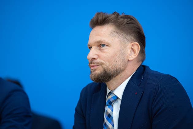 regierungspressekonferenz Deutschland, Berlin am 10. August 2026: Stephan Gabriel Haufe, Pressesprecher der Umweltministerium (BMUKN) stellt sich in der Bundespressekonferenz den Fragen der Presse *** German Government Press Conference, Berlin, August 10, 2026: Stephan Gabriel Haufe, press secretary for the Federal Ministry for the Environment, Nature Conservation, and Nuclear Safety (BMUKN), answers questions from the press at the Federal Press Conference.