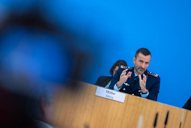 regierungspressekonferenz Deutschland, Berlin am 10. August 2026: Oberst i.G. Mitko Müller, Sprecher der Verteidigungsminister (Referatsleitung Bereich Presse, BMVg) stellt sich in der Bundespressekonferenz den Fragen der Presse. *** German Government Press Conference, Berlin, August 10, 2026: Colonel Mitko Müller, spokesperson for the Minister of Defense and head of the Press Division at the Federal Ministry of Defense (BMVg), answers questions from the press at the Federal Press Conference.