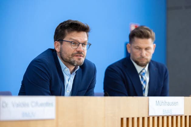regierungspressekonferenz Deutschland, Berlin am 10. August 2026: Marius Mühlhausen,Stellvertretende Pressesprecher der Bundesministerium für Arbeit und Soziales (BMAS) stellt sich in der Bundespressekonferenz den Fragen der Presse *** German Government Press Conference, Berlin, August 10, 2026: Marius Mühlhausen, Deputy Press Spokesperson for the Federal Ministry of Labor and Social Affairs (BMAS), answers questions from the press at the Federal Press Conference.