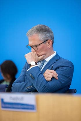 regierungspressekonferenz Deutschland, Berlin am 10. August 2026: Sebastian Hille (Nachdenklich), Stellvertretender Sprecher der Bundesregierung stellt sich der Presse in dem Saal der Bundespressekonferenz. *** German Government Press Conference, Berlin, August 10, 2026: Sebastian Hille, looking pensive, Deputy Spokesperson for the Federal Government, faces the press in the Federal Press Conference Hall