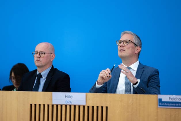 regierungspressekonferenz Deutschland, Berlin am 10. August 2026: Martin Giese, Sprecher des Auswärtigen Amts (AA) neben Sebastian Hille, Stellvertretender Sprecher der Bundesregierung (BPA) in dem Saal der Bundespressekonferenz vor der Presse. *** German Government Press Conference, Berlin, August 10, 2026: Martin Giese, Spokesperson for the Federal Foreign Office (AA), alongside Sebastian Hille, Deputy Spokesperson for the Federal Government (BPA), addressing the press in the Federal Press Conference Hall