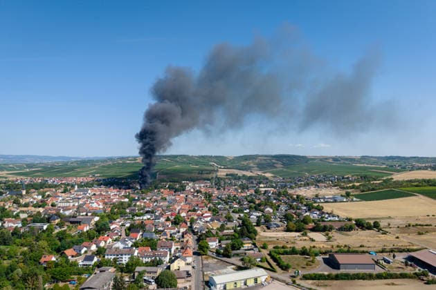 Gebäudebrand Rauchwolke kilometerweit zu sehen Katwarn ausgelöst Am Montagmorgen, 10.08.2026, kam es gegen 11:15 Uhr in Sprendlingen (Rheinhessen) zu einem Gebäudebrand. Die Feuerwehr war mit zahlreichen Kräften vor Ort und hatte den Brand nach etwa einer Stunde unter Kontrolle. Informationen zu Personenschäden liegen aktuell bisher nicht vor. Wegen der weithin sichtbaren Rauchentwicklung wurde KATWARN ausgelöst, die Bevölkerung wurde aufgefordert, Türen und Fenster geschlossen zu halten. Das betroffene Anwesen liegt im alten Stadtkern und kann nur über eine schmale Straße erreicht werden. Die Feuerwehr setzte einen Wasserwerfer und eine Drehleiter ein, um den meterhohen Flammen Herr zu werden. Ein Polizeihubschrauber übe