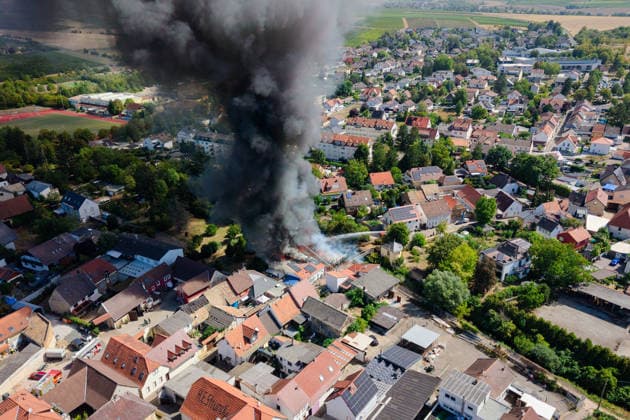Gebäudebrand Rauchwolke kilometerweit zu sehen Katwarn ausgelöst Am Montagmorgen, 10.08.2026, kam es gegen 11:15 Uhr in Sprendlingen (Rheinhessen) zu einem Gebäudebrand. Die Feuerwehr war mit zahlreichen Kräften vor Ort und hatte den Brand nach etwa einer Stunde unter Kontrolle. Informationen zu Personenschäden liegen aktuell bisher nicht vor. Wegen der weithin sichtbaren Rauchentwicklung wurde KATWARN ausgelöst, die Bevölkerung wurde aufgefordert, Türen und Fenster geschlossen zu halten. Das betroffene Anwesen liegt im alten Stadtkern und kann nur über eine schmale Straße erreicht werden. Die Feuerwehr setzte einen Wasserwerfer und eine Drehleiter ein, um den meterhohen Flammen Herr zu werden. Ein Polizeihubschrauber übe