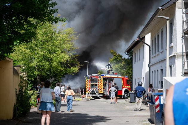 Gebäudebrand Rauchwolke kilometerweit zu sehen Katwarn ausgelöst Am Montagmorgen, 10.08.2026, kam es gegen 11:15 Uhr in Sprendlingen (Rheinhessen) zu einem Gebäudebrand. Die Feuerwehr war mit zahlreichen Kräften vor Ort und hatte den Brand nach etwa einer Stunde unter Kontrolle. Informationen zu Personenschäden liegen aktuell bisher nicht vor. Wegen der weithin sichtbaren Rauchentwicklung wurde KATWARN ausgelöst, die Bevölkerung wurde aufgefordert, Türen und Fenster geschlossen zu halten. Das betroffene Anwesen liegt im alten Stadtkern und kann nur über eine schmale Straße erreicht werden. Die Feuerwehr setzte einen Wasserwerfer und eine Drehleiter ein, um den meterhohen Flammen Herr zu werden. Ein Polizeihubschrauber übe