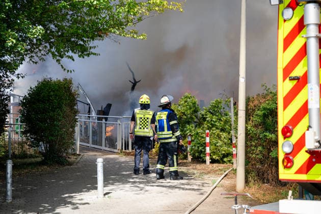 Gebäudebrand Rauchwolke kilometerweit zu sehen Katwarn ausgelöst Am Montagmorgen, 10.08.2026, kam es gegen 11:15 Uhr in Sprendlingen (Rheinhessen) zu einem Gebäudebrand. Die Feuerwehr war mit zahlreichen Kräften vor Ort und hatte den Brand nach etwa einer Stunde unter Kontrolle. Informationen zu Personenschäden liegen aktuell bisher nicht vor. Wegen der weithin sichtbaren Rauchentwicklung wurde KATWARN ausgelöst, die Bevölkerung wurde aufgefordert, Türen und Fenster geschlossen zu halten. Das betroffene Anwesen liegt im alten Stadtkern und kann nur über eine schmale Straße erreicht werden. Die Feuerwehr setzte einen Wasserwerfer und eine Drehleiter ein, um den meterhohen Flammen Herr zu werden. Ein Polizeihubschrauber übe