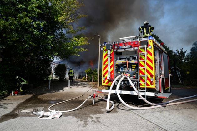 Gebäudebrand Rauchwolke kilometerweit zu sehen Katwarn ausgelöst Am Montagmorgen, 10.08.2026, kam es gegen 11:15 Uhr in Sprendlingen (Rheinhessen) zu einem Gebäudebrand. Die Feuerwehr war mit zahlreichen Kräften vor Ort und hatte den Brand nach etwa einer Stunde unter Kontrolle. Informationen zu Personenschäden liegen aktuell bisher nicht vor. Wegen der weithin sichtbaren Rauchentwicklung wurde KATWARN ausgelöst, die Bevölkerung wurde aufgefordert, Türen und Fenster geschlossen zu halten. Das betroffene Anwesen liegt im alten Stadtkern und kann nur über eine schmale Straße erreicht werden. Die Feuerwehr setzte einen Wasserwerfer und eine Drehleiter ein, um den meterhohen Flammen Herr zu werden. Ein Polizeihubschrauber übe