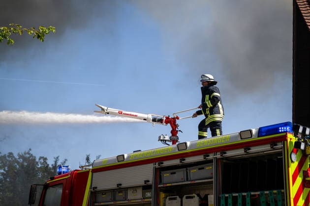 Gebäudebrand Rauchwolke kilometerweit zu sehen Katwarn ausgelöst Am Montagmorgen, 10.08.2026, kam es gegen 11:15 Uhr in Sprendlingen (Rheinhessen) zu einem Gebäudebrand. Die Feuerwehr war mit zahlreichen Kräften vor Ort und hatte den Brand nach etwa einer Stunde unter Kontrolle. Informationen zu Personenschäden liegen aktuell bisher nicht vor. Wegen der weithin sichtbaren Rauchentwicklung wurde KATWARN ausgelöst, die Bevölkerung wurde aufgefordert, Türen und Fenster geschlossen zu halten. Das betroffene Anwesen liegt im alten Stadtkern und kann nur über eine schmale Straße erreicht werden. Die Feuerwehr setzte einen Wasserwerfer und eine Drehleiter ein, um den meterhohen Flammen Herr zu werden. Ein Polizeihubschrauber übe