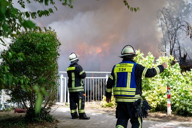 Gebäudebrand Rauchwolke kilometerweit zu sehen Katwarn ausgelöst Am Montagmorgen, 10.08.2026, kam es gegen 11:15 Uhr in Sprendlingen (Rheinhessen) zu einem Gebäudebrand. Die Feuerwehr war mit zahlreichen Kräften vor Ort und hatte den Brand nach etwa einer Stunde unter Kontrolle. Informationen zu Personenschäden liegen aktuell bisher nicht vor. Wegen der weithin sichtbaren Rauchentwicklung wurde KATWARN ausgelöst, die Bevölkerung wurde aufgefordert, Türen und Fenster geschlossen zu halten. Das betroffene Anwesen liegt im alten Stadtkern und kann nur über eine schmale Straße erreicht werden. Die Feuerwehr setzte einen Wasserwerfer und eine Drehleiter ein, um den meterhohen Flammen Herr zu werden. Ein Polizeihubschrauber übe