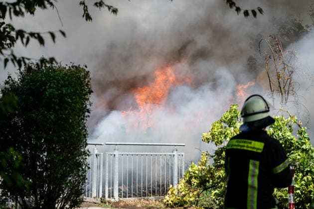 Gebäudebrand Rauchwolke kilometerweit zu sehen Katwarn ausgelöst Am Montagmorgen, 10.08.2026, kam es gegen 11:15 Uhr in Sprendlingen (Rheinhessen) zu einem Gebäudebrand. Die Feuerwehr war mit zahlreichen Kräften vor Ort und hatte den Brand nach etwa einer Stunde unter Kontrolle. Informationen zu Personenschäden liegen aktuell bisher nicht vor. Wegen der weithin sichtbaren Rauchentwicklung wurde KATWARN ausgelöst, die Bevölkerung wurde aufgefordert, Türen und Fenster geschlossen zu halten. Das betroffene Anwesen liegt im alten Stadtkern und kann nur über eine schmale Straße erreicht werden. Die Feuerwehr setzte einen Wasserwerfer und eine Drehleiter ein, um den meterhohen Flammen Herr zu werden. Ein Polizeihubschrauber übe