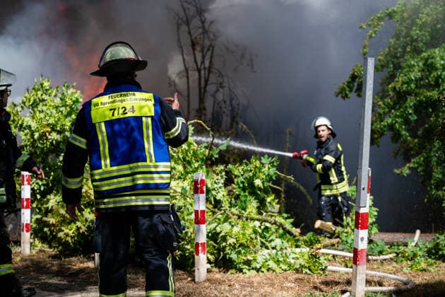 Gebäudebrand Rauchwolke kilometerweit zu sehen Katwarn ausgelöst Am Montagmorgen, 10.08.2026, kam es gegen 11:15 Uhr in Sprendlingen (Rheinhessen) zu einem Gebäudebrand. Die Feuerwehr war mit zahlreichen Kräften vor Ort und hatte den Brand nach etwa einer Stunde unter Kontrolle. Informationen zu Personenschäden liegen aktuell bisher nicht vor. Wegen der weithin sichtbaren Rauchentwicklung wurde KATWARN ausgelöst, die Bevölkerung wurde aufgefordert, Türen und Fenster geschlossen zu halten. Das betroffene Anwesen liegt im alten Stadtkern und kann nur über eine schmale Straße erreicht werden. Die Feuerwehr setzte einen Wasserwerfer und eine Drehleiter ein, um den meterhohen Flammen Herr zu werden. Ein Polizeihubschrauber übe