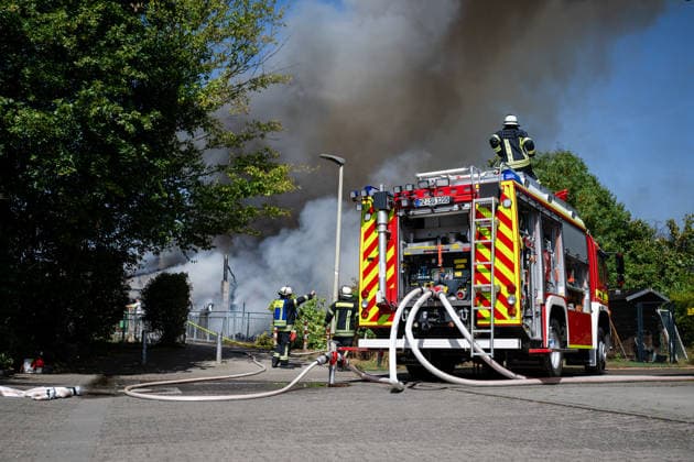 Gebäudebrand Rauchwolke kilometerweit zu sehen Katwarn ausgelöst Am Montagmorgen, 10.08.2026, kam es gegen 11:15 Uhr in Sprendlingen (Rheinhessen) zu einem Gebäudebrand. Die Feuerwehr war mit zahlreichen Kräften vor Ort und hatte den Brand nach etwa einer Stunde unter Kontrolle. Informationen zu Personenschäden liegen aktuell bisher nicht vor. Wegen der weithin sichtbaren Rauchentwicklung wurde KATWARN ausgelöst, die Bevölkerung wurde aufgefordert, Türen und Fenster geschlossen zu halten. Das betroffene Anwesen liegt im alten Stadtkern und kann nur über eine schmale Straße erreicht werden. Die Feuerwehr setzte einen Wasserwerfer und eine Drehleiter ein, um den meterhohen Flammen Herr zu werden. Ein Polizeihubschrauber übe