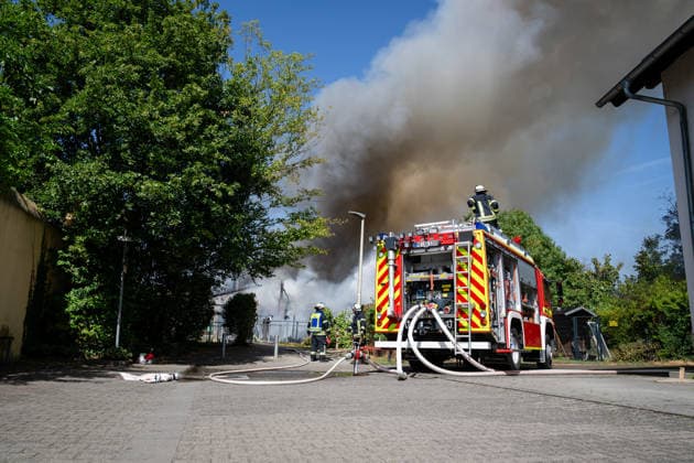 Gebäudebrand Rauchwolke kilometerweit zu sehen Katwarn ausgelöst Am Montagmorgen, 10.08.2026, kam es gegen 11:15 Uhr in Sprendlingen (Rheinhessen) zu einem Gebäudebrand. Die Feuerwehr war mit zahlreichen Kräften vor Ort und hatte den Brand nach etwa einer Stunde unter Kontrolle. Informationen zu Personenschäden liegen aktuell bisher nicht vor. Wegen der weithin sichtbaren Rauchentwicklung wurde KATWARN ausgelöst, die Bevölkerung wurde aufgefordert, Türen und Fenster geschlossen zu halten. Das betroffene Anwesen liegt im alten Stadtkern und kann nur über eine schmale Straße erreicht werden. Die Feuerwehr setzte einen Wasserwerfer und eine Drehleiter ein, um den meterhohen Flammen Herr zu werden. Ein Polizeihubschrauber übe