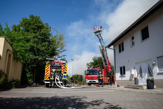 Gebäudebrand Rauchwolke kilometerweit zu sehen Katwarn ausgelöst Am Montagmorgen, 10.08.2026, kam es gegen 11:15 Uhr in Sprendlingen (Rheinhessen) zu einem Gebäudebrand. Die Feuerwehr war mit zahlreichen Kräften vor Ort und hatte den Brand nach etwa einer Stunde unter Kontrolle. Informationen zu Personenschäden liegen aktuell bisher nicht vor. Wegen der weithin sichtbaren Rauchentwicklung wurde KATWARN ausgelöst, die Bevölkerung wurde aufgefordert, Türen und Fenster geschlossen zu halten. Das betroffene Anwesen liegt im alten Stadtkern und kann nur über eine schmale Straße erreicht werden. Die Feuerwehr setzte einen Wasserwerfer und eine Drehleiter ein, um den meterhohen Flammen Herr zu werden. Ein Polizeihubschrauber übe