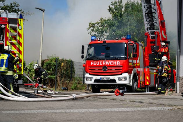 Gebäudebrand Rauchwolke kilometerweit zu sehen Katwarn ausgelöst Am Montagmorgen, 10.08.2026, kam es gegen 11:15 Uhr in Sprendlingen (Rheinhessen) zu einem Gebäudebrand. Die Feuerwehr war mit zahlreichen Kräften vor Ort und hatte den Brand nach etwa einer Stunde unter Kontrolle. Informationen zu Personenschäden liegen aktuell bisher nicht vor. Wegen der weithin sichtbaren Rauchentwicklung wurde KATWARN ausgelöst, die Bevölkerung wurde aufgefordert, Türen und Fenster geschlossen zu halten. Das betroffene Anwesen liegt im alten Stadtkern und kann nur über eine schmale Straße erreicht werden. Die Feuerwehr setzte einen Wasserwerfer und eine Drehleiter ein, um den meterhohen Flammen Herr zu werden. Ein Polizeihubschrauber übe