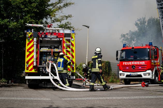 Gebäudebrand Rauchwolke kilometerweit zu sehen Katwarn ausgelöst Am Montagmorgen, 10.08.2026, kam es gegen 11:15 Uhr in Sprendlingen (Rheinhessen) zu einem Gebäudebrand. Die Feuerwehr war mit zahlreichen Kräften vor Ort und hatte den Brand nach etwa einer Stunde unter Kontrolle. Informationen zu Personenschäden liegen aktuell bisher nicht vor. Wegen der weithin sichtbaren Rauchentwicklung wurde KATWARN ausgelöst, die Bevölkerung wurde aufgefordert, Türen und Fenster geschlossen zu halten. Das betroffene Anwesen liegt im alten Stadtkern und kann nur über eine schmale Straße erreicht werden. Die Feuerwehr setzte einen Wasserwerfer und eine Drehleiter ein, um den meterhohen Flammen Herr zu werden. Ein Polizeihubschrauber übe