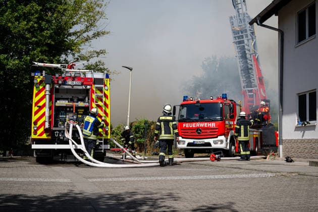Gebäudebrand Rauchwolke kilometerweit zu sehen Katwarn ausgelöst Am Montagmorgen, 10.08.2026, kam es gegen 11:15 Uhr in Sprendlingen (Rheinhessen) zu einem Gebäudebrand. Die Feuerwehr war mit zahlreichen Kräften vor Ort und hatte den Brand nach etwa einer Stunde unter Kontrolle. Informationen zu Personenschäden liegen aktuell bisher nicht vor. Wegen der weithin sichtbaren Rauchentwicklung wurde KATWARN ausgelöst, die Bevölkerung wurde aufgefordert, Türen und Fenster geschlossen zu halten. Das betroffene Anwesen liegt im alten Stadtkern und kann nur über eine schmale Straße erreicht werden. Die Feuerwehr setzte einen Wasserwerfer und eine Drehleiter ein, um den meterhohen Flammen Herr zu werden. Ein Polizeihubschrauber übe