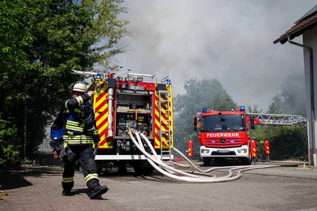 Gebäudebrand Rauchwolke kilometerweit zu sehen Katwarn ausgelöst Am Montagmorgen, 10.08.2026, kam es gegen 11:15 Uhr in Sprendlingen (Rheinhessen) zu einem Gebäudebrand. Die Feuerwehr war mit zahlreichen Kräften vor Ort und hatte den Brand nach etwa einer Stunde unter Kontrolle. Informationen zu Personenschäden liegen aktuell bisher nicht vor. Wegen der weithin sichtbaren Rauchentwicklung wurde KATWARN ausgelöst, die Bevölkerung wurde aufgefordert, Türen und Fenster geschlossen zu halten. Das betroffene Anwesen liegt im alten Stadtkern und kann nur über eine schmale Straße erreicht werden. Die Feuerwehr setzte einen Wasserwerfer und eine Drehleiter ein, um den meterhohen Flammen Herr zu werden. Ein Polizeihubschrauber übe