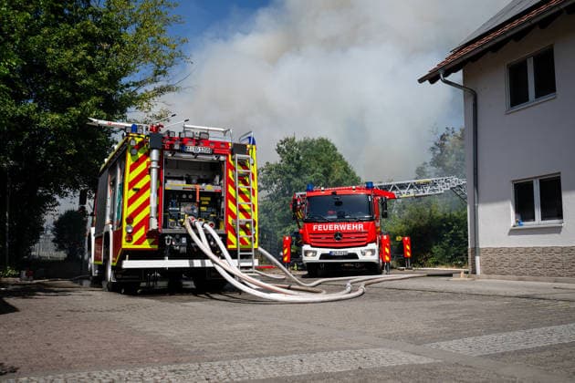 Gebäudebrand Rauchwolke kilometerweit zu sehen Katwarn ausgelöst Am Montagmorgen, 10.08.2026, kam es gegen 11:15 Uhr in Sprendlingen (Rheinhessen) zu einem Gebäudebrand. Die Feuerwehr war mit zahlreichen Kräften vor Ort und hatte den Brand nach etwa einer Stunde unter Kontrolle. Informationen zu Personenschäden liegen aktuell bisher nicht vor. Wegen der weithin sichtbaren Rauchentwicklung wurde KATWARN ausgelöst, die Bevölkerung wurde aufgefordert, Türen und Fenster geschlossen zu halten. Das betroffene Anwesen liegt im alten Stadtkern und kann nur über eine schmale Straße erreicht werden. Die Feuerwehr setzte einen Wasserwerfer und eine Drehleiter ein, um den meterhohen Flammen Herr zu werden. Ein Polizeihubschrauber übe