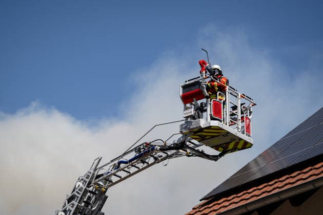 Gebäudebrand Rauchwolke kilometerweit zu sehen Katwarn ausgelöst Am Montagmorgen, 10.08.2026, kam es gegen 11:15 Uhr in Sprendlingen (Rheinhessen) zu einem Gebäudebrand. Die Feuerwehr war mit zahlreichen Kräften vor Ort und hatte den Brand nach etwa einer Stunde unter Kontrolle. Informationen zu Personenschäden liegen aktuell bisher nicht vor. Wegen der weithin sichtbaren Rauchentwicklung wurde KATWARN ausgelöst, die Bevölkerung wurde aufgefordert, Türen und Fenster geschlossen zu halten. Das betroffene Anwesen liegt im alten Stadtkern und kann nur über eine schmale Straße erreicht werden. Die Feuerwehr setzte einen Wasserwerfer und eine Drehleiter ein, um den meterhohen Flammen Herr zu werden. Ein Polizeihubschrauber übe