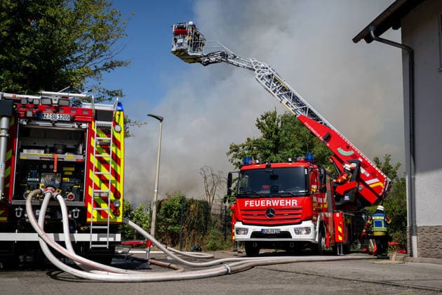 Gebäudebrand Rauchwolke kilometerweit zu sehen Katwarn ausgelöst Am Montagmorgen, 10.08.2026, kam es gegen 11:15 Uhr in Sprendlingen (Rheinhessen) zu einem Gebäudebrand. Die Feuerwehr war mit zahlreichen Kräften vor Ort und hatte den Brand nach etwa einer Stunde unter Kontrolle. Informationen zu Personenschäden liegen aktuell bisher nicht vor. Wegen der weithin sichtbaren Rauchentwicklung wurde KATWARN ausgelöst, die Bevölkerung wurde aufgefordert, Türen und Fenster geschlossen zu halten. Das betroffene Anwesen liegt im alten Stadtkern und kann nur über eine schmale Straße erreicht werden. Die Feuerwehr setzte einen Wasserwerfer und eine Drehleiter ein, um den meterhohen Flammen Herr zu werden. Ein Polizeihubschrauber übe