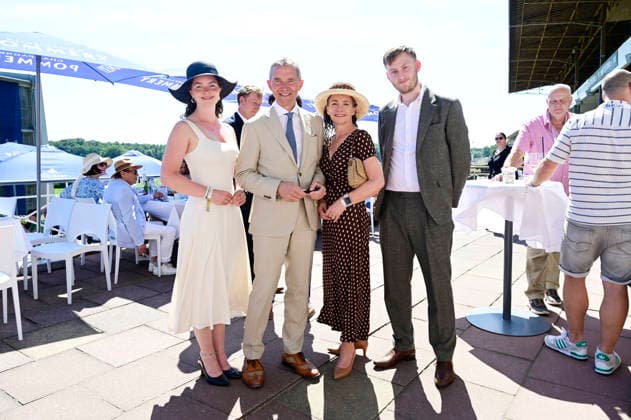 Andrew Jonathan Mitchell mit Ehefrau Helen Mitchell und Kindern beim Westminster 136. Großer Preis von Berlin Pferderennen auf der Rennbahn Hoppegarten. Berlin, 09.08.2026 *** Andrew Jonathan Mitchell with his wife Helen Mitchell and their children at the Westminster 136 Berlin Grand Prix horse race at the Hoppegarten Racetrack in Berlin, August 9, 2026 Foto:xM.xWehnertx xFuturexImagex westminster_6840