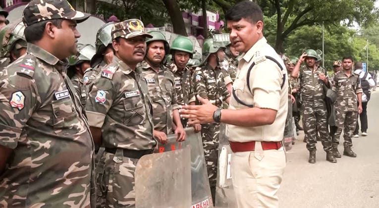 RECORD DATE NOT STATED Security personnel being briefed by their senior officer for tightened security during the Vidhan Sabha Gherao march Ranchi, Aug 10 (ANI): Security personnel being briefed by their senior officer for tightened security during the Vidhan Sabha Gherao march by protesting students against JPSC-JSSC alleged irregularities, in Ranchi on Monday. (ANI Video Grab) Ranchi Jharkhand India Copyright: xANIx ANI_20260810069